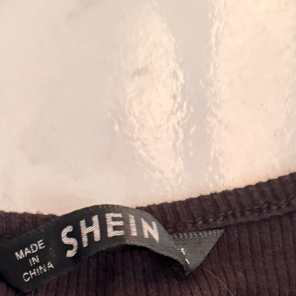 SHEIN Dark Ribbed Crop Top - Picture 2 of 4